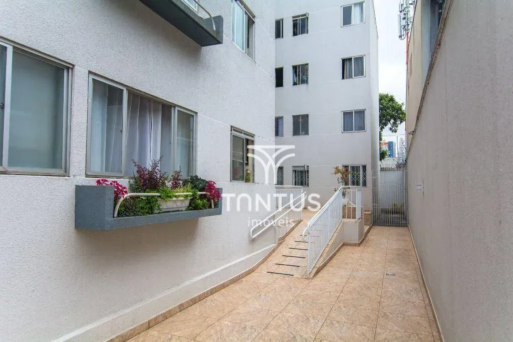 Wood or laminate floors in a 2-bedroom apartment, 66 m² — photo 25