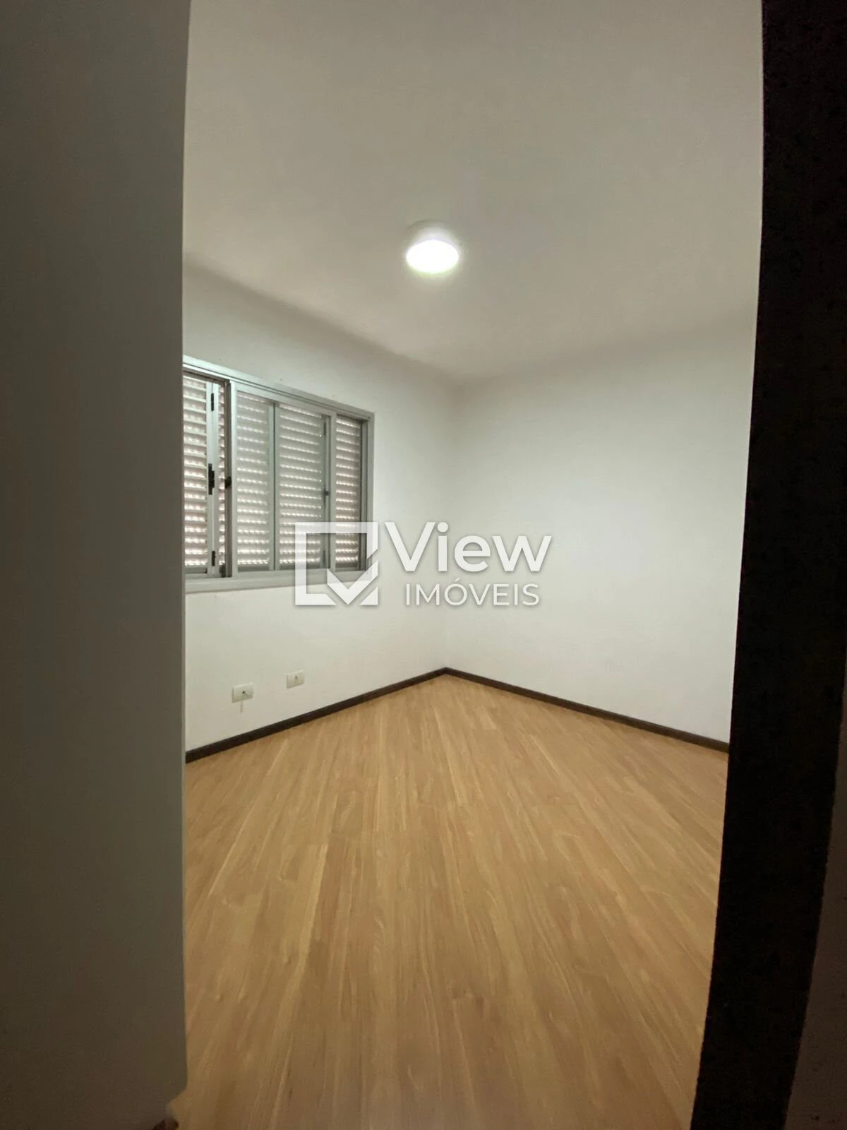 3-bedroom apartment with wood or laminate floors — photo 12