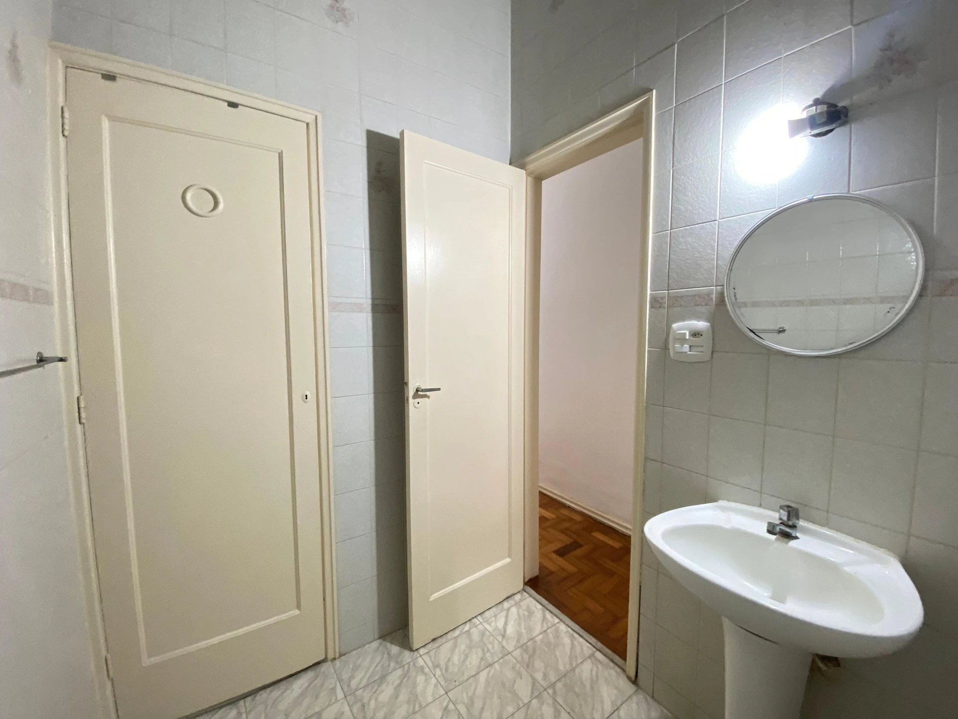 Bathtub in a one-bedroom apartment, 50 m² — photo 32