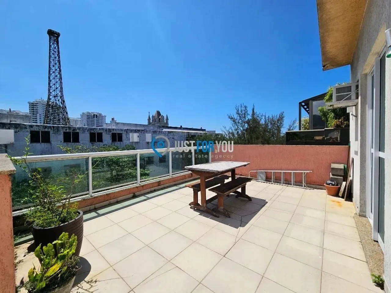 Furnished 2-bedroom apartment with 155 m² — photo 3