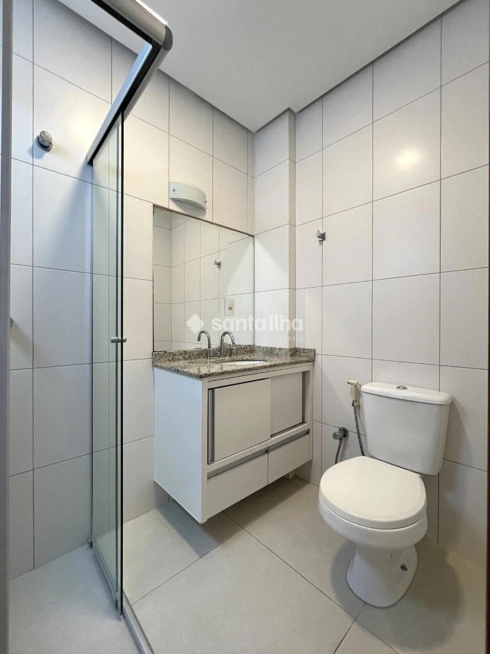Balcony with a grill in a 2-bedroom apartment, 128 m² — photo 10