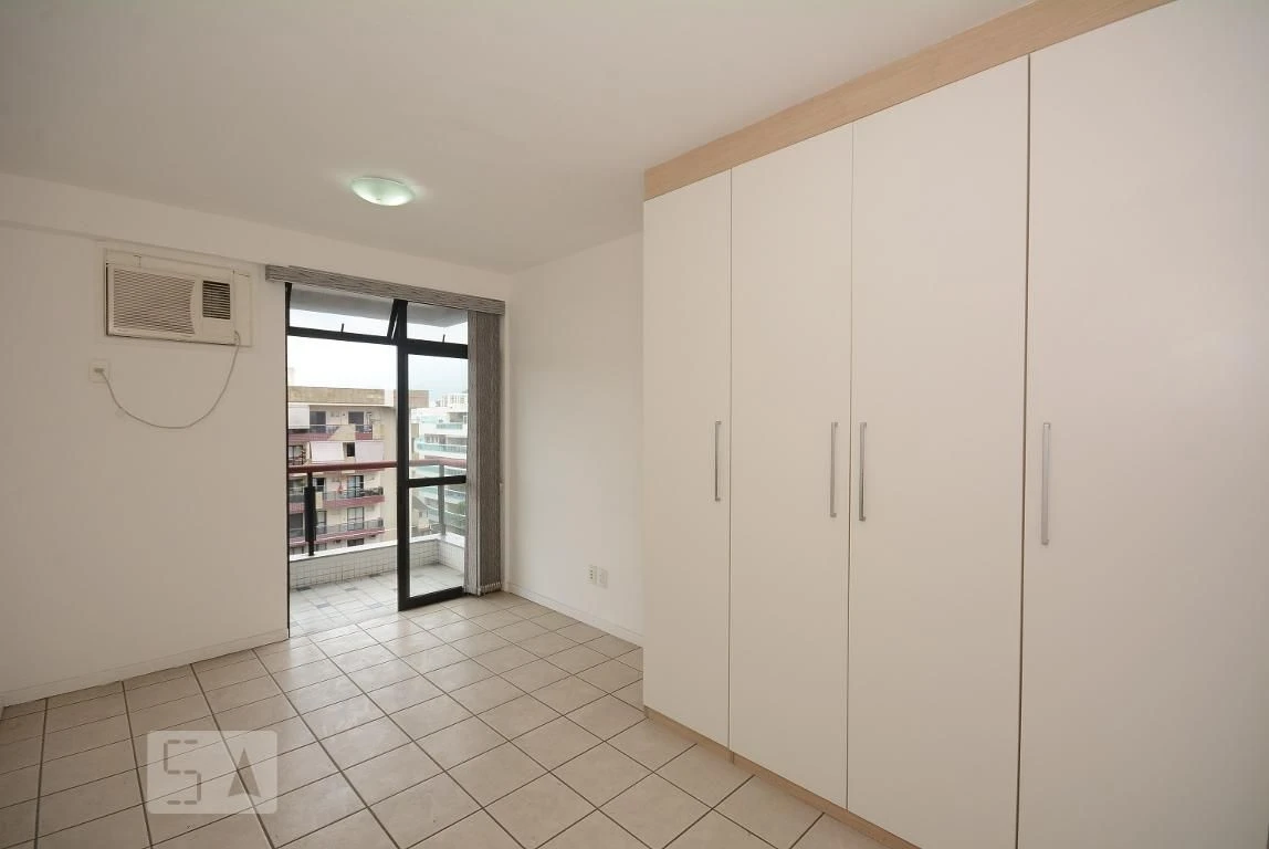 4-bedroom apartment in a building with a pool — photo 3