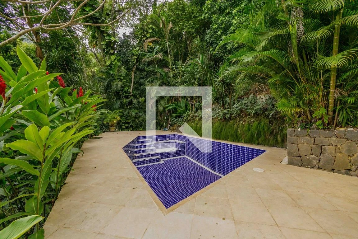 4-bedroom house with a walk-in closet in Rio de Janeiro — photo 40