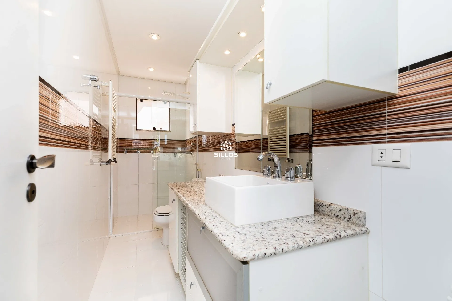 House with 4 bedrooms, 8 parking spaces in a condo — photo 25