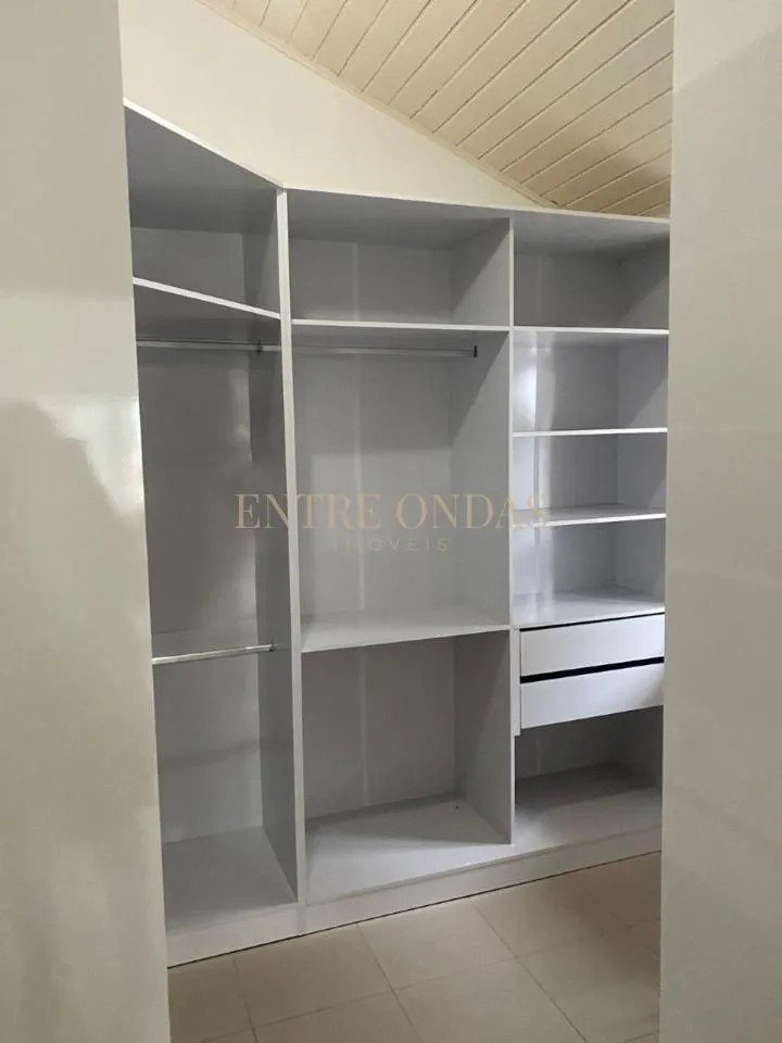 Walk-in closet in a 5-bedroom house, 400 m² — photo 10