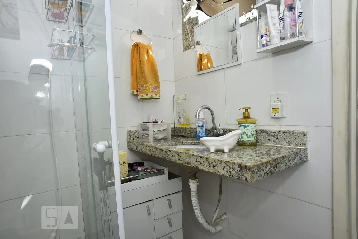 Furnished house with 2 en-suite bedrooms and laundry area — photo 8