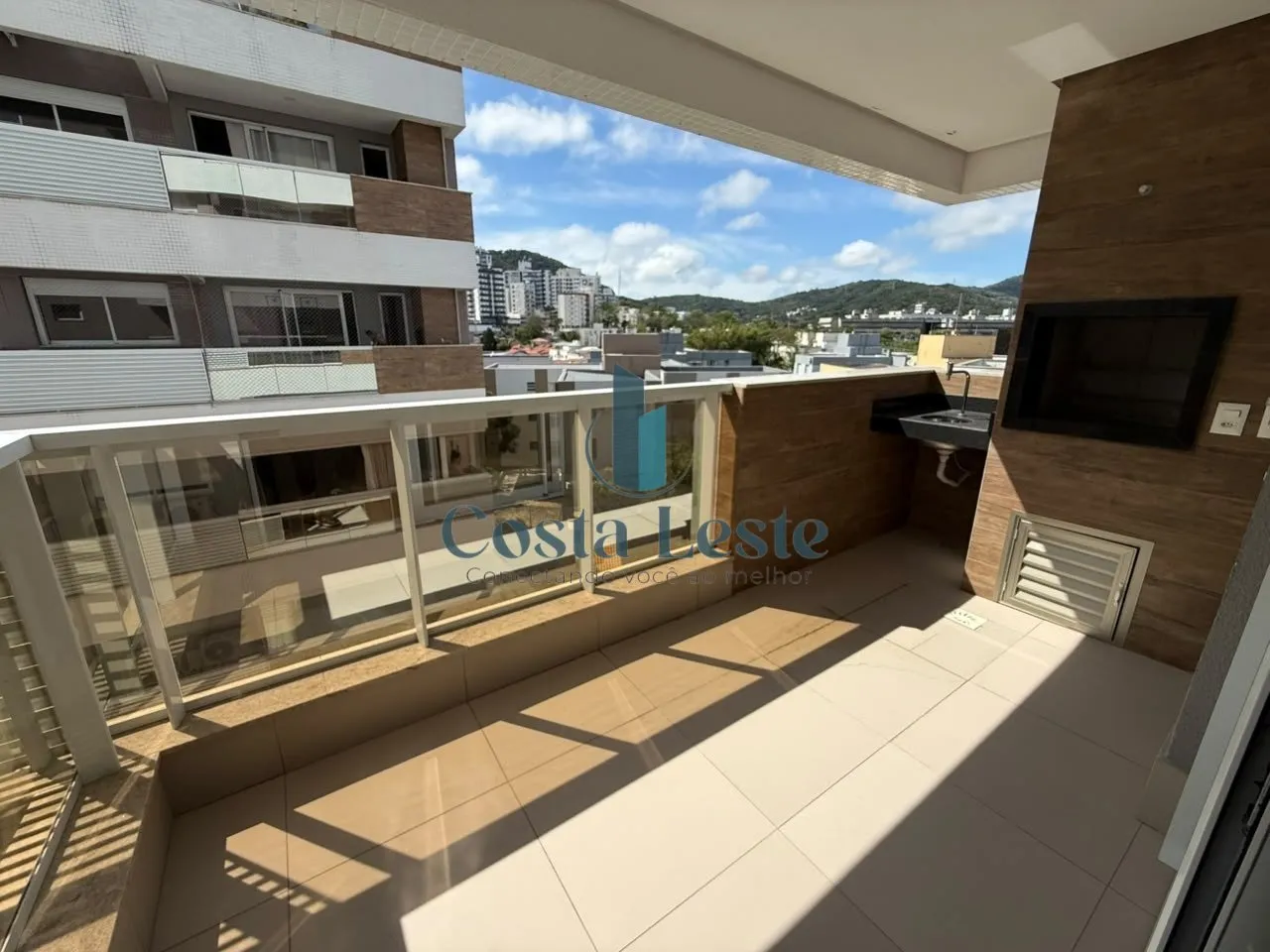 Balcony with a grill in a 2-bedroom apartment, 75 m² — photo 4