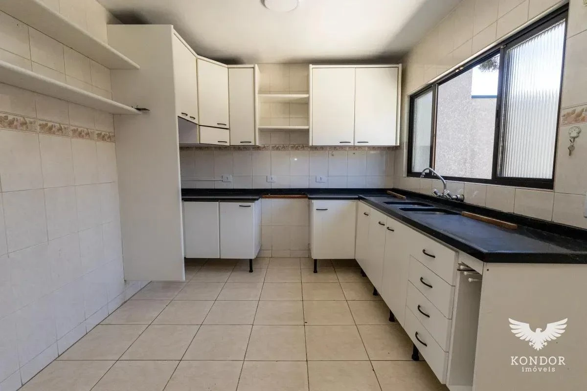 Walk-in closet in a 3-bedroom house, 184 m² — photo 9