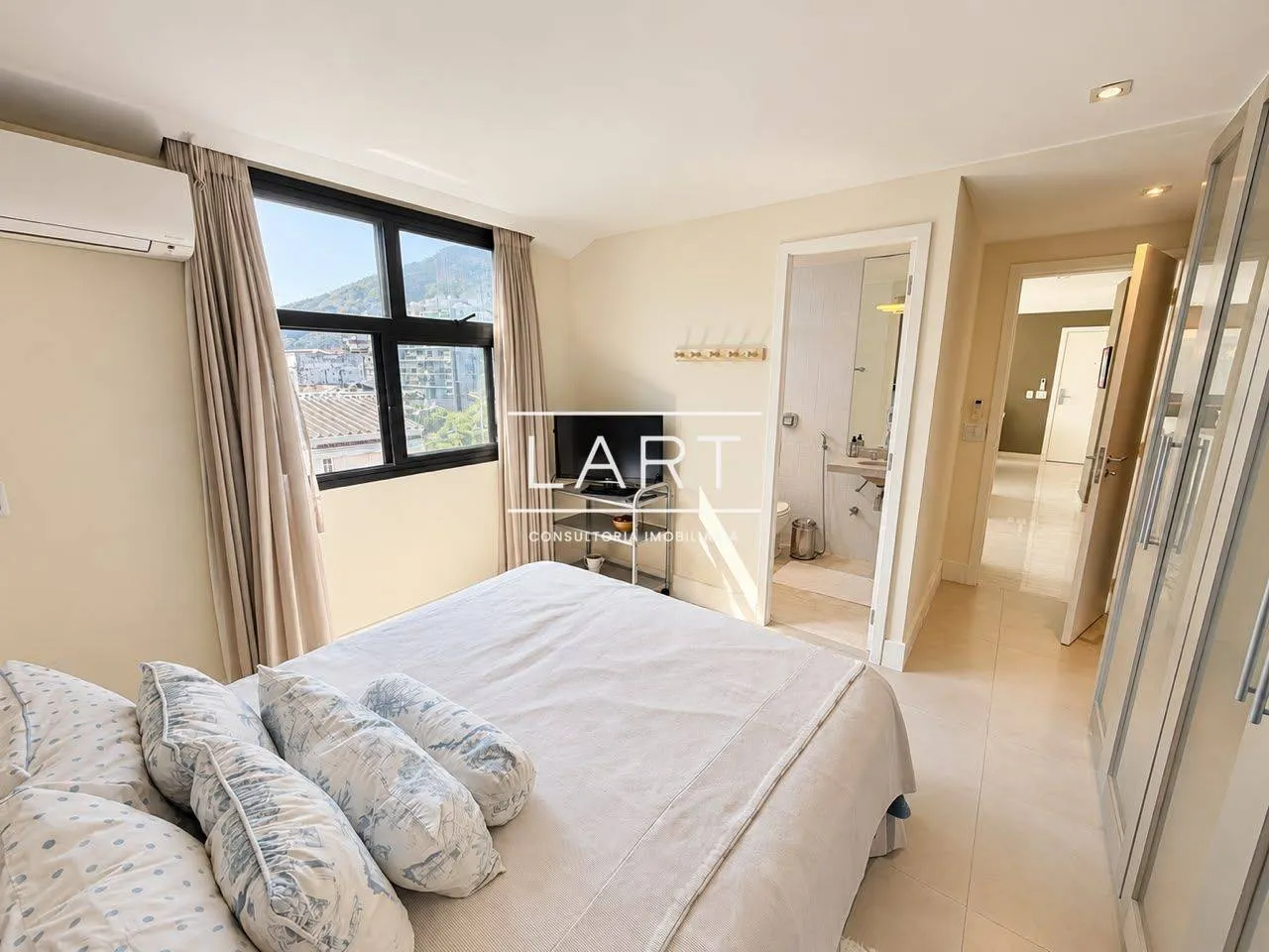 Furnished apartment, 220 m², with floor-to-ceiling windows — photo 16