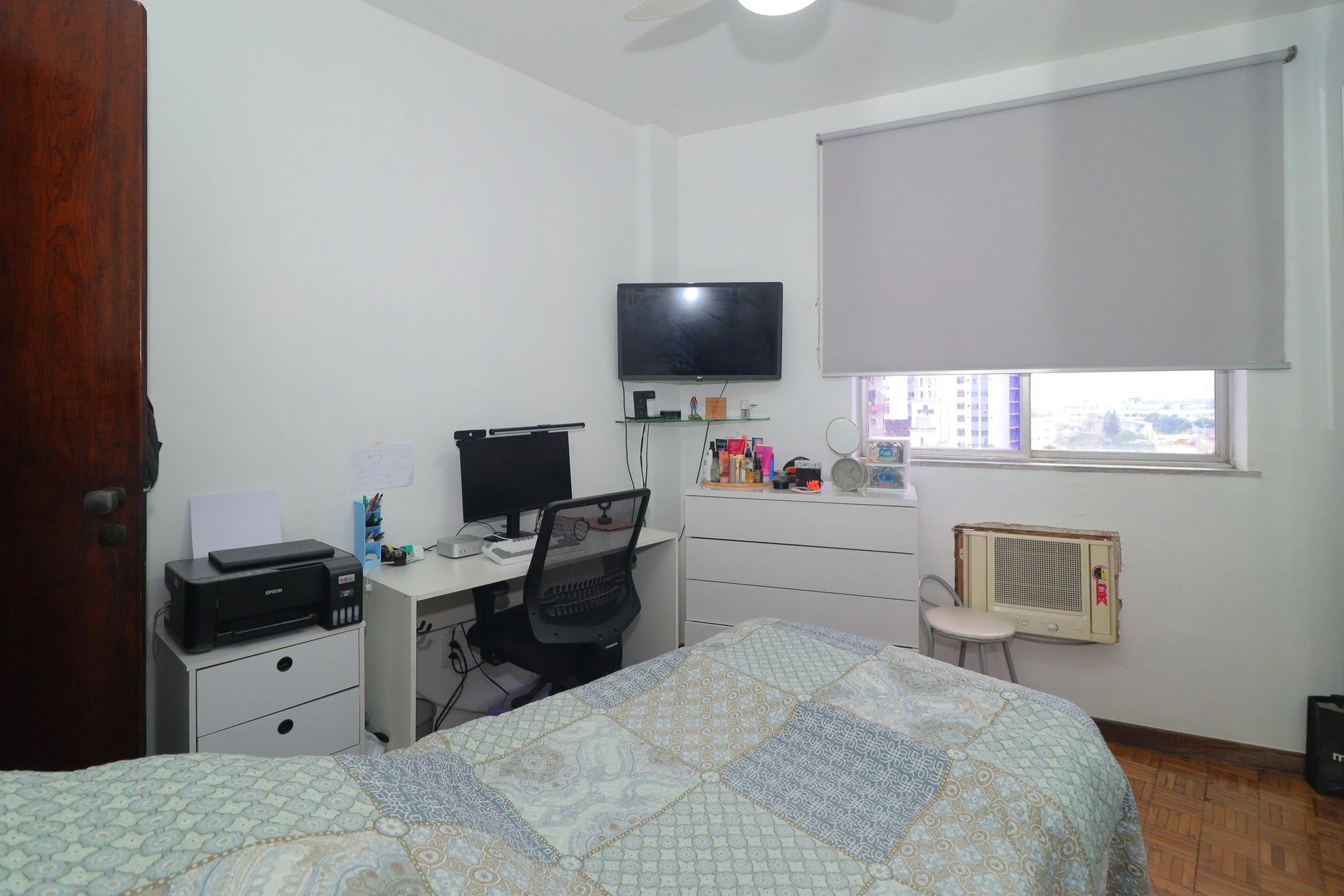 Furnished 3-bedroom apartment with balcony — photo 37