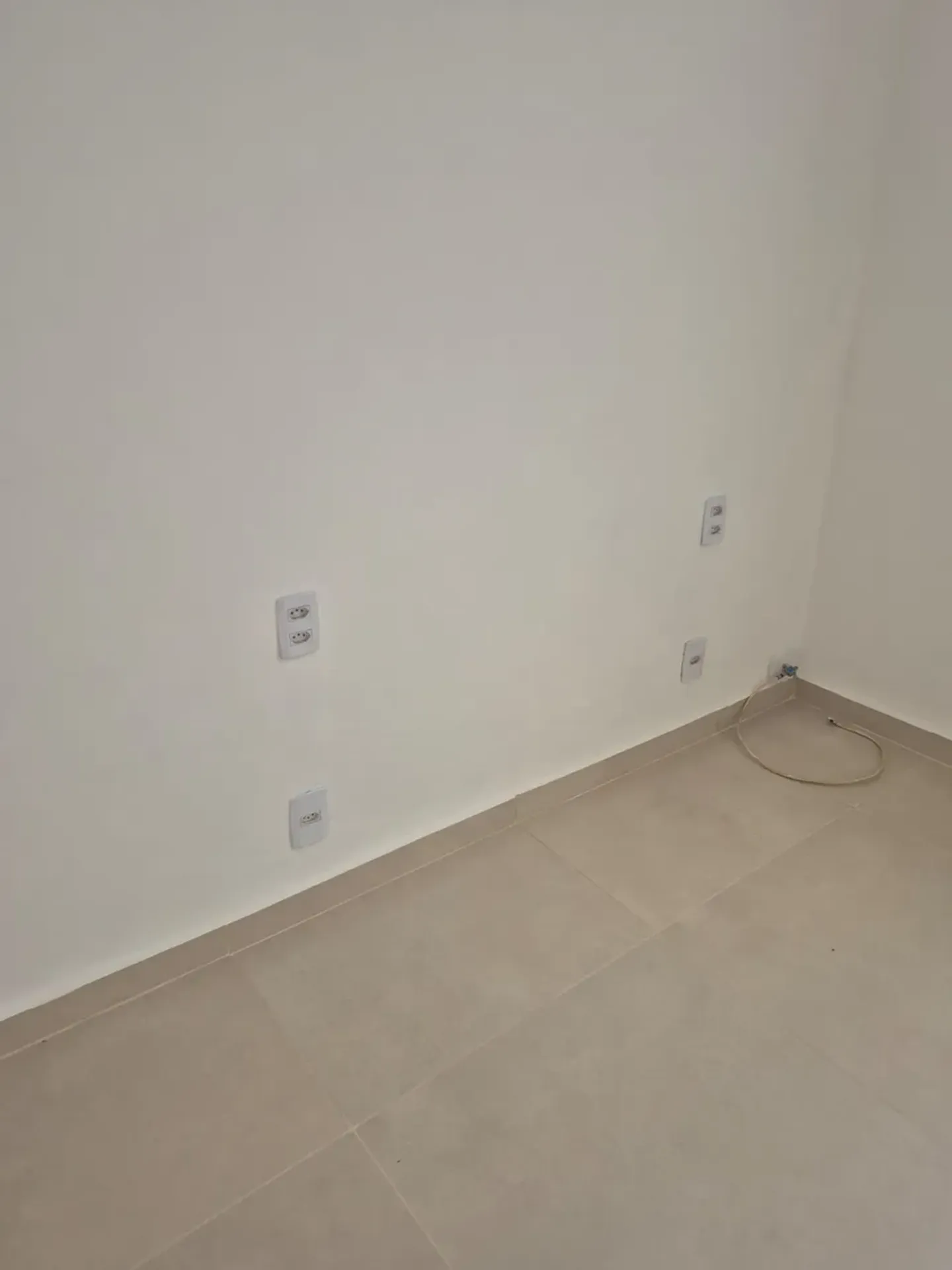Apartamento sem mobília com cozinha planejada e tanque — photo 8
