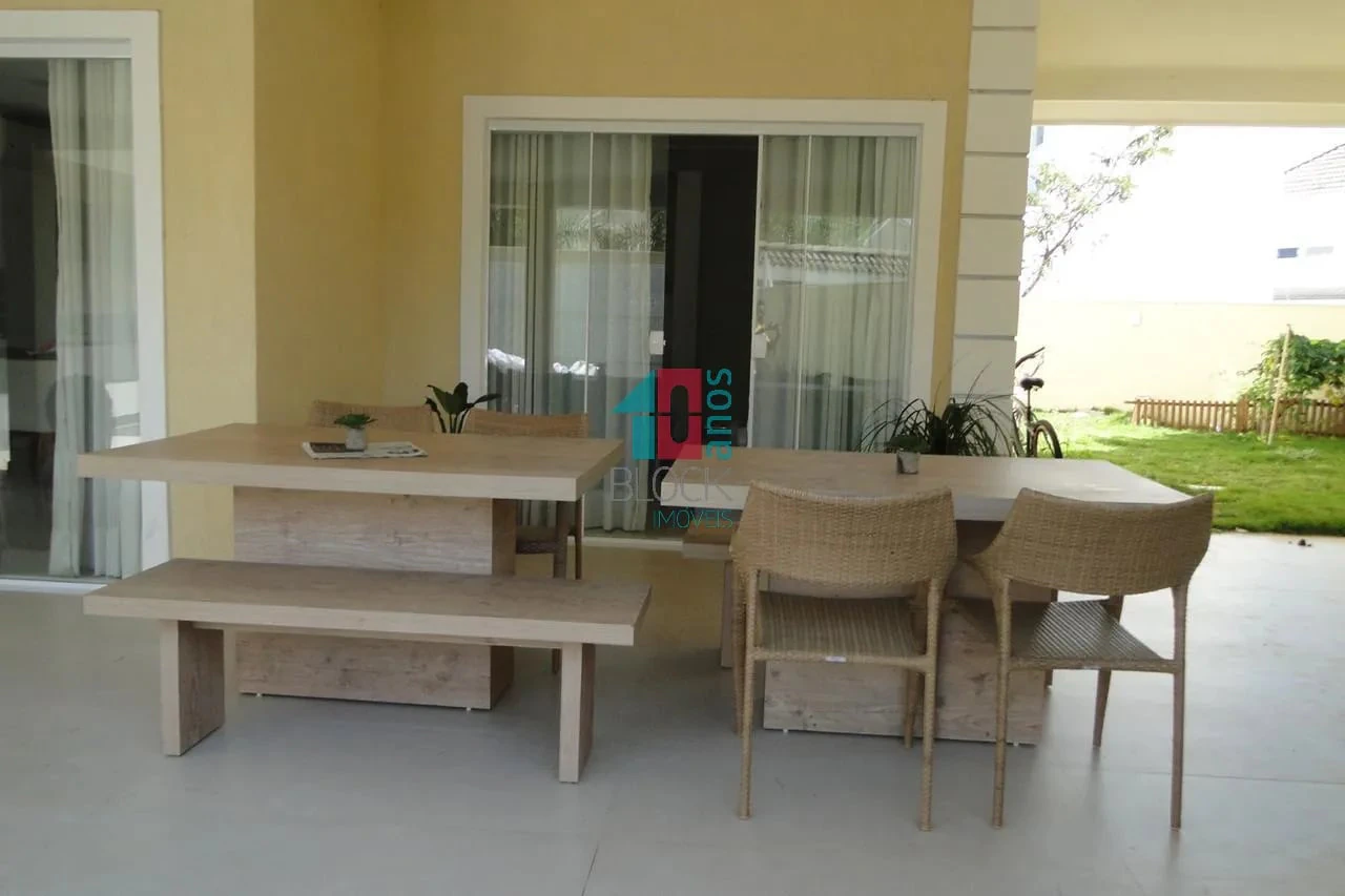 Balcony with a grill in a 5-bedroom house, 278 m² — photo 16