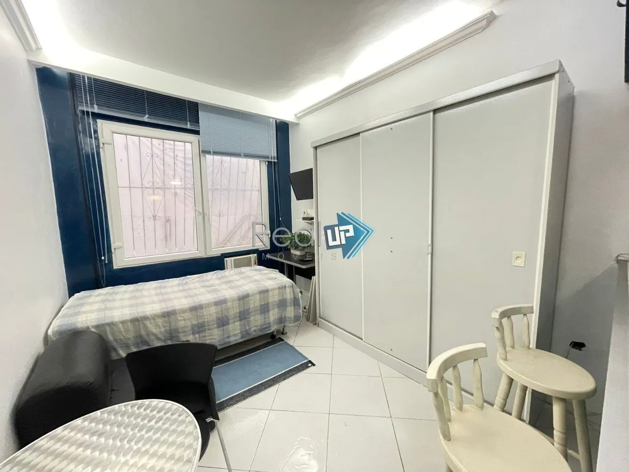 Furnished 1-bedroom apartment with compact kitchenette — photo 3