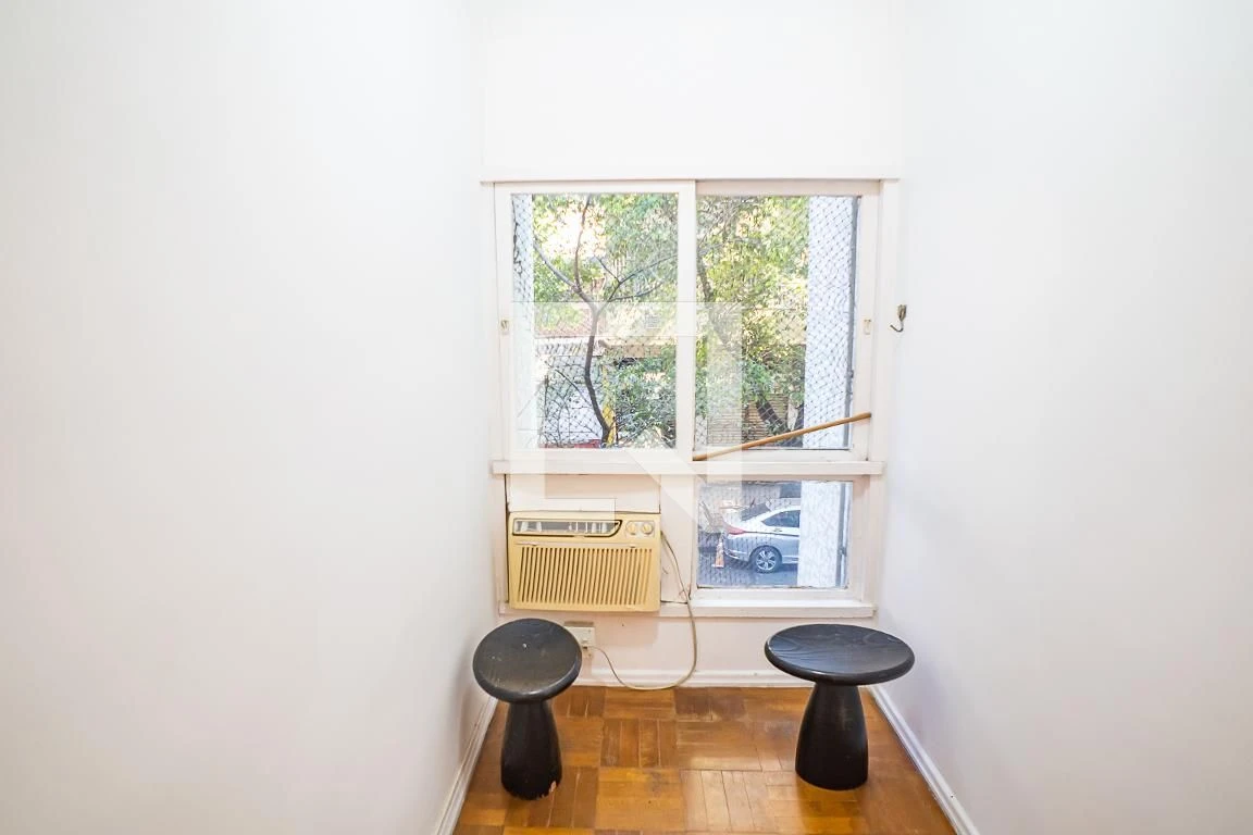 One-bedroom apartment with wood or laminate floors — photo 35