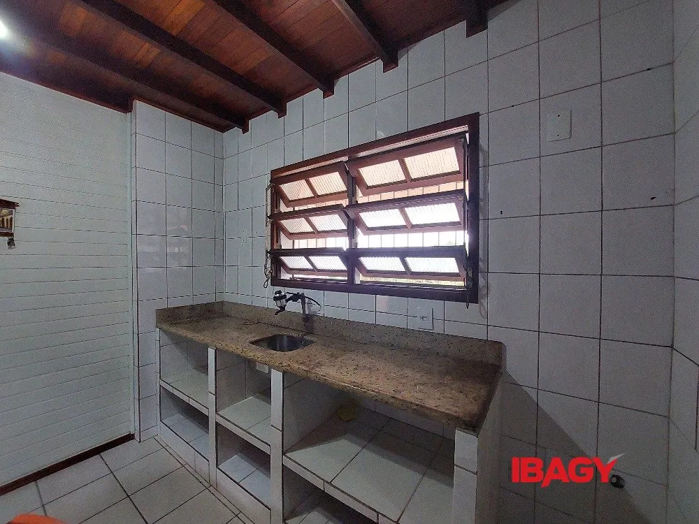 2-bedroom house with a mountain view in Florianópolis — photo 14
