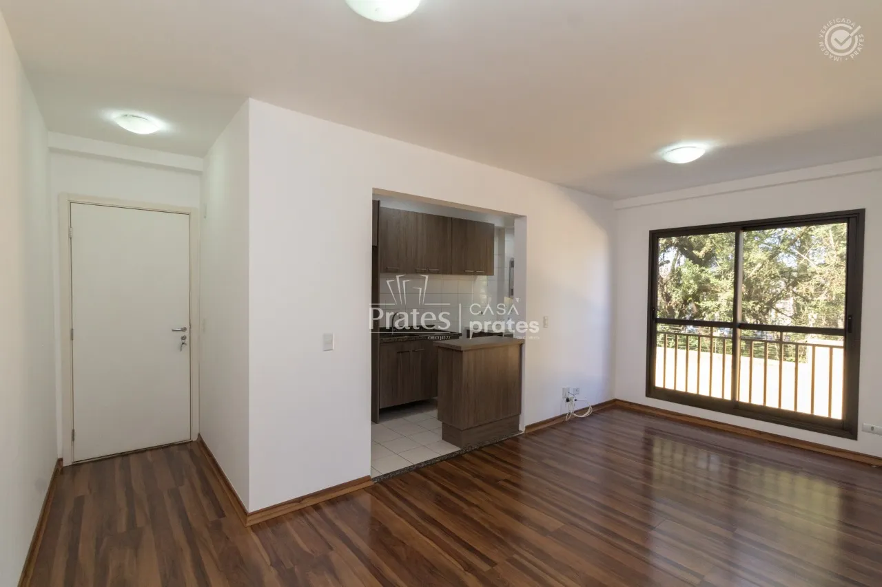 Unfurnished apartment with 3 bedrooms and open kitchen