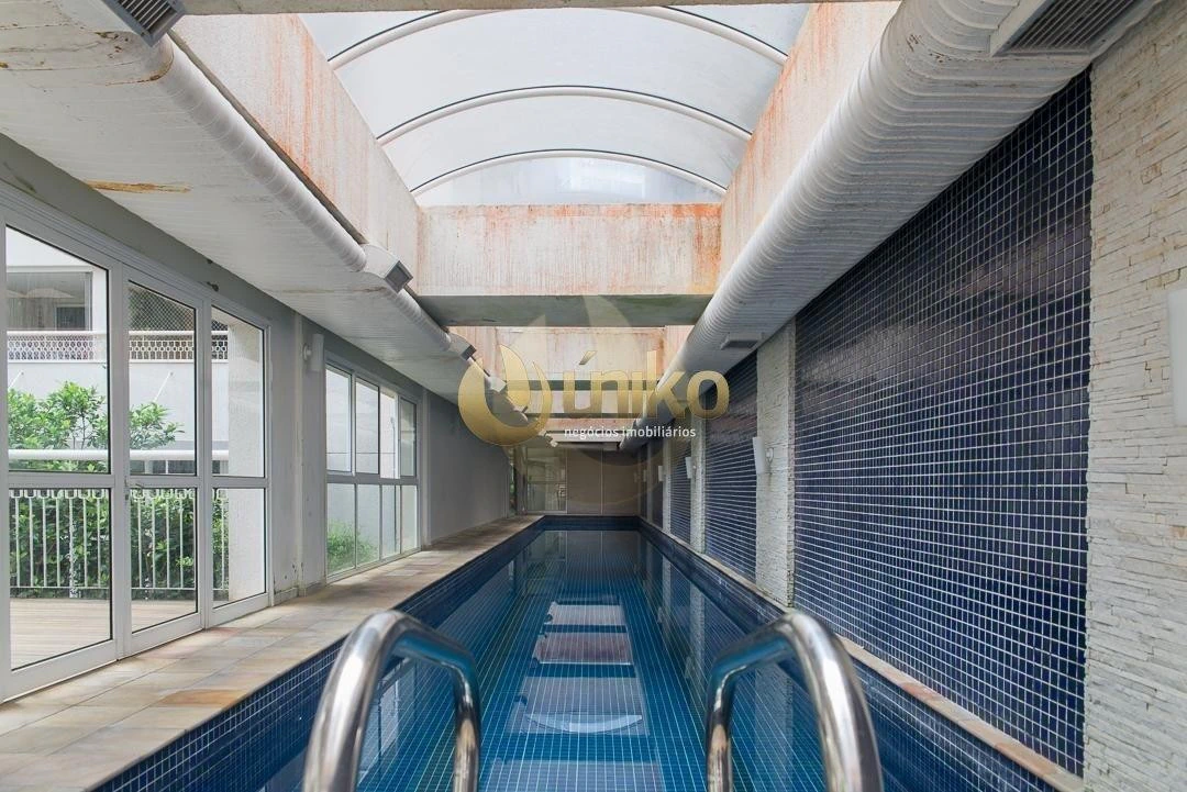 Glass-enclosed balcony in a one-bedroom apartment, 52 m² — photo 18