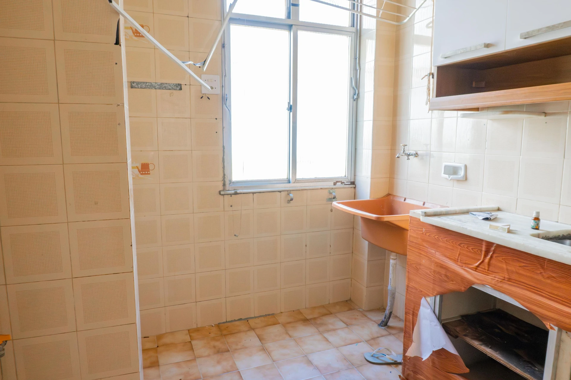 One-bedroom apartment with wood or laminate floors — photo 13