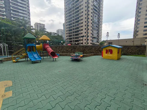 4-bedroom apartment with enclosed balcony — photo 19