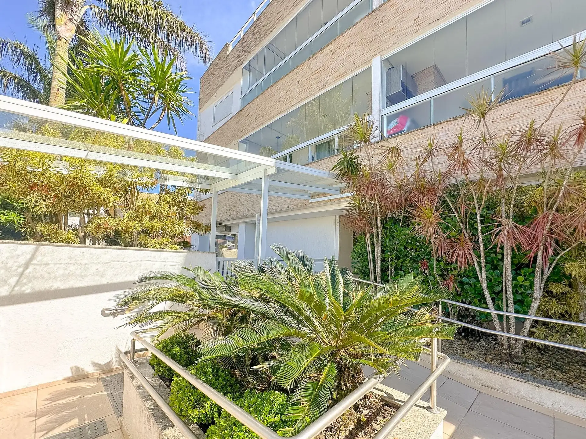 Furnished apartment, 92 m², with a grill on the balcony — photo 56