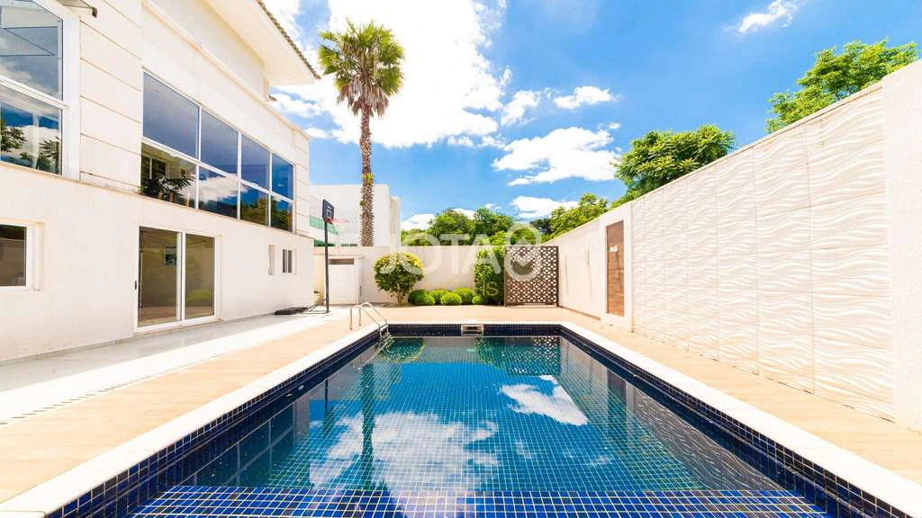 House with 4 en-suite bedrooms and 380 m² with 4 parking
