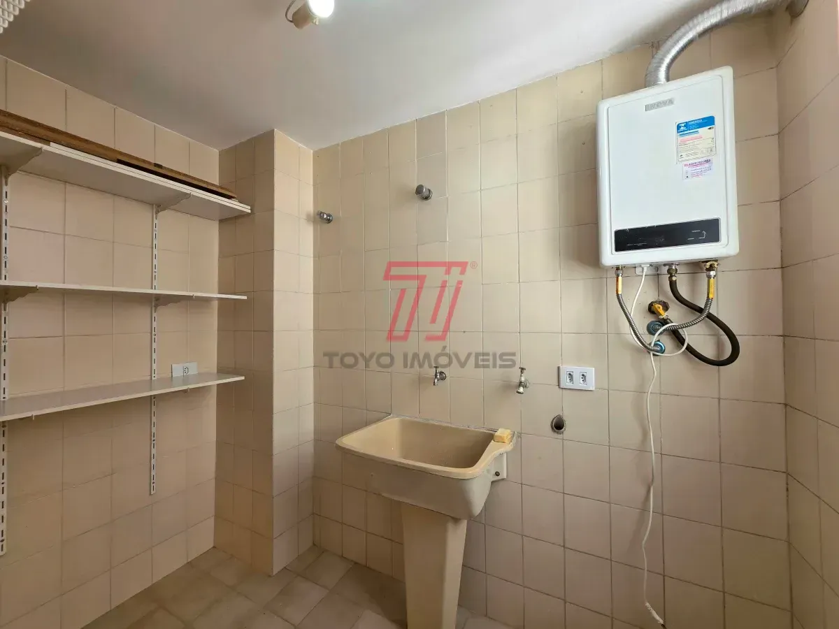 Apartamento de 3 quartos com piso de madeira na sala — photo 25