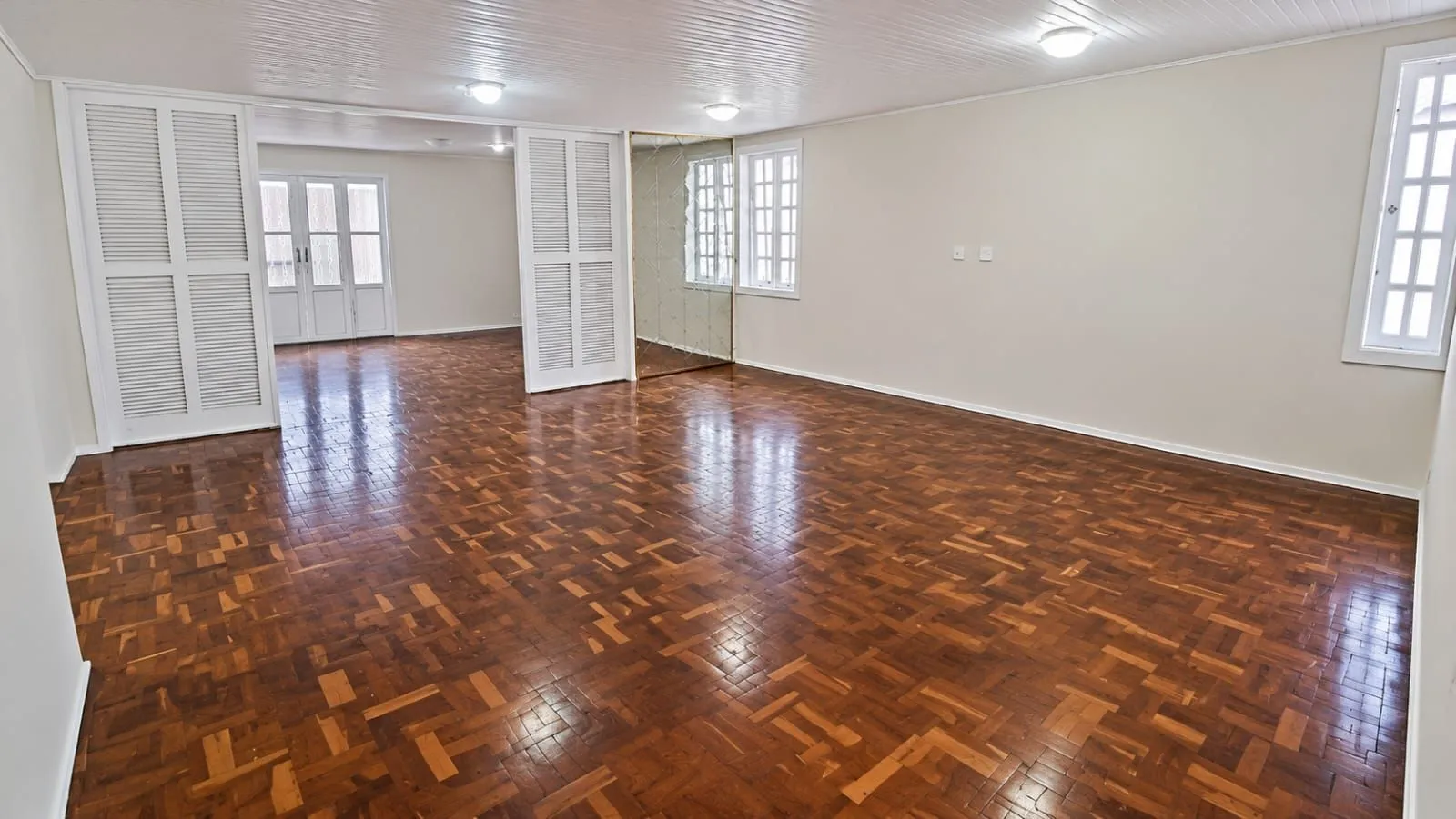Casa de 4 dormitorios, 2 con baño propio, 220 m², Curitiba