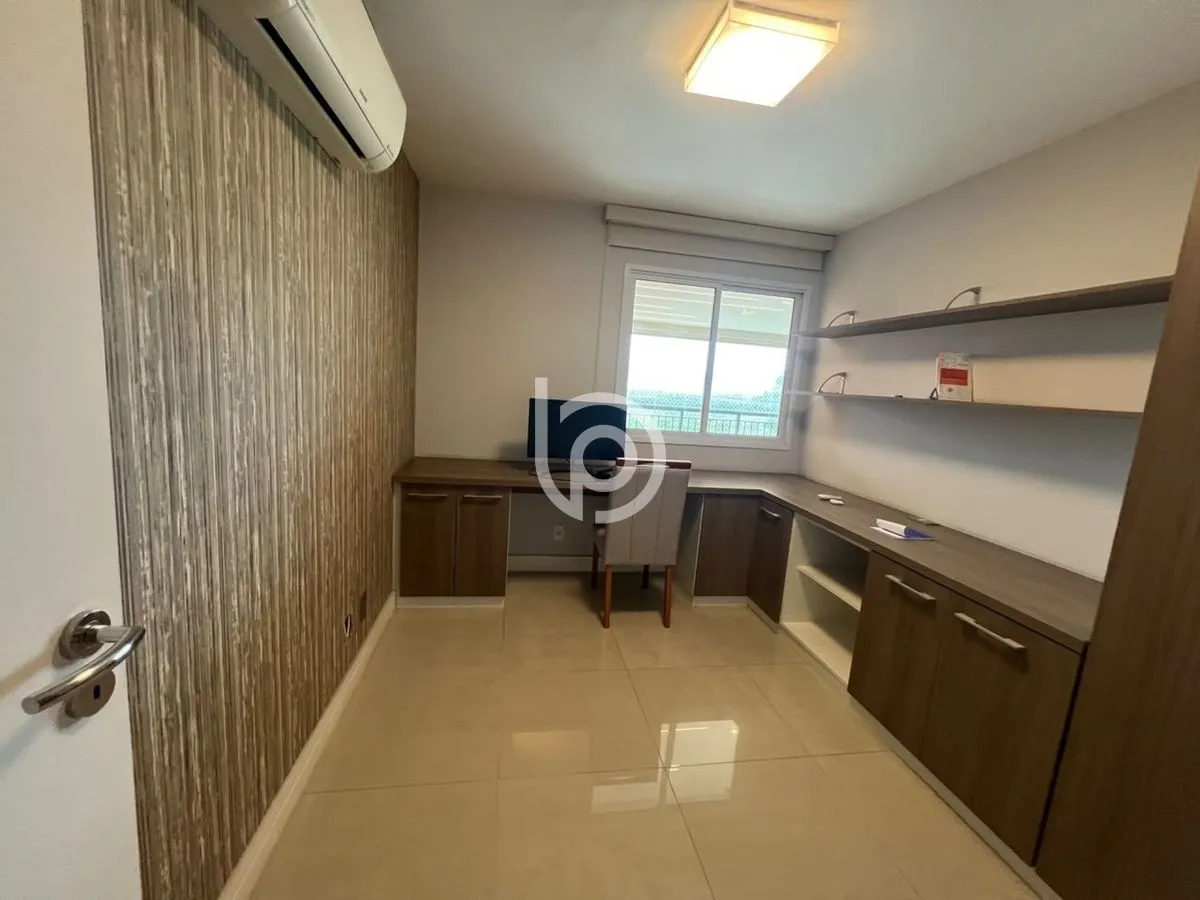 Balcony with a grill in a 4-bedroom apartment, 170 m² — photo 25