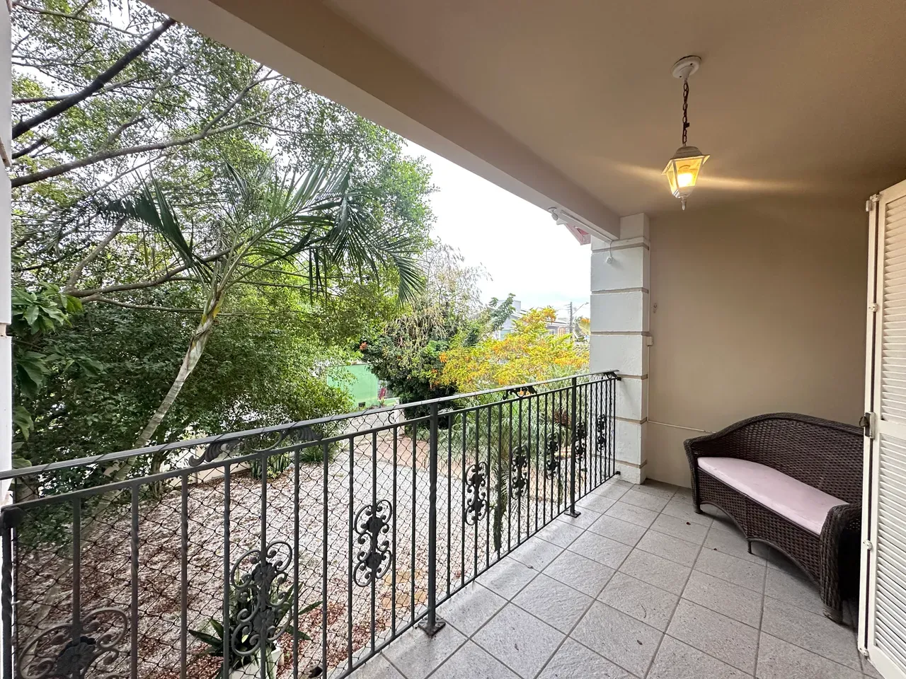 Casa de 320 m² com janelas do piso ao teto e lareira — photo 9
