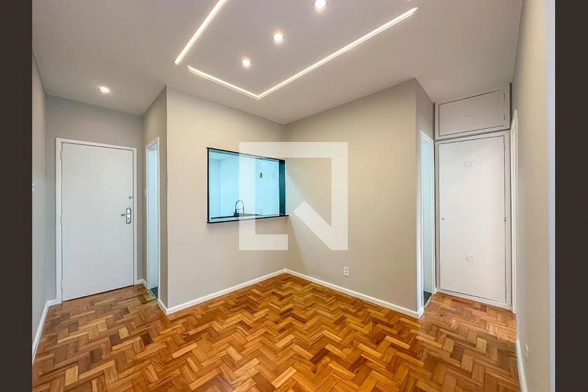 One-bedroom apartment with wood or laminate floors — photo 13