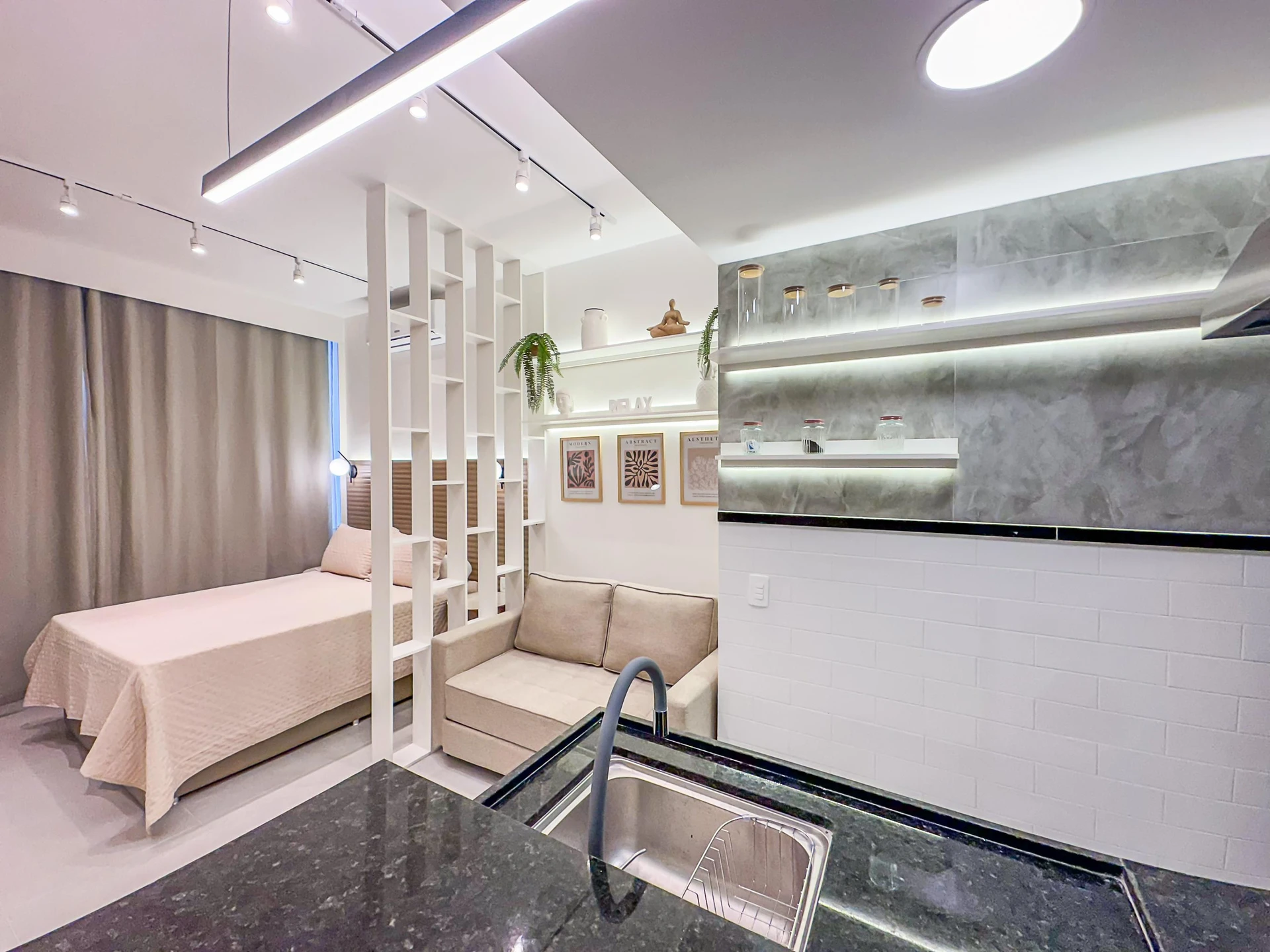 Furnished 1-bedroom apartment with an open-plan kitchen — photo 33