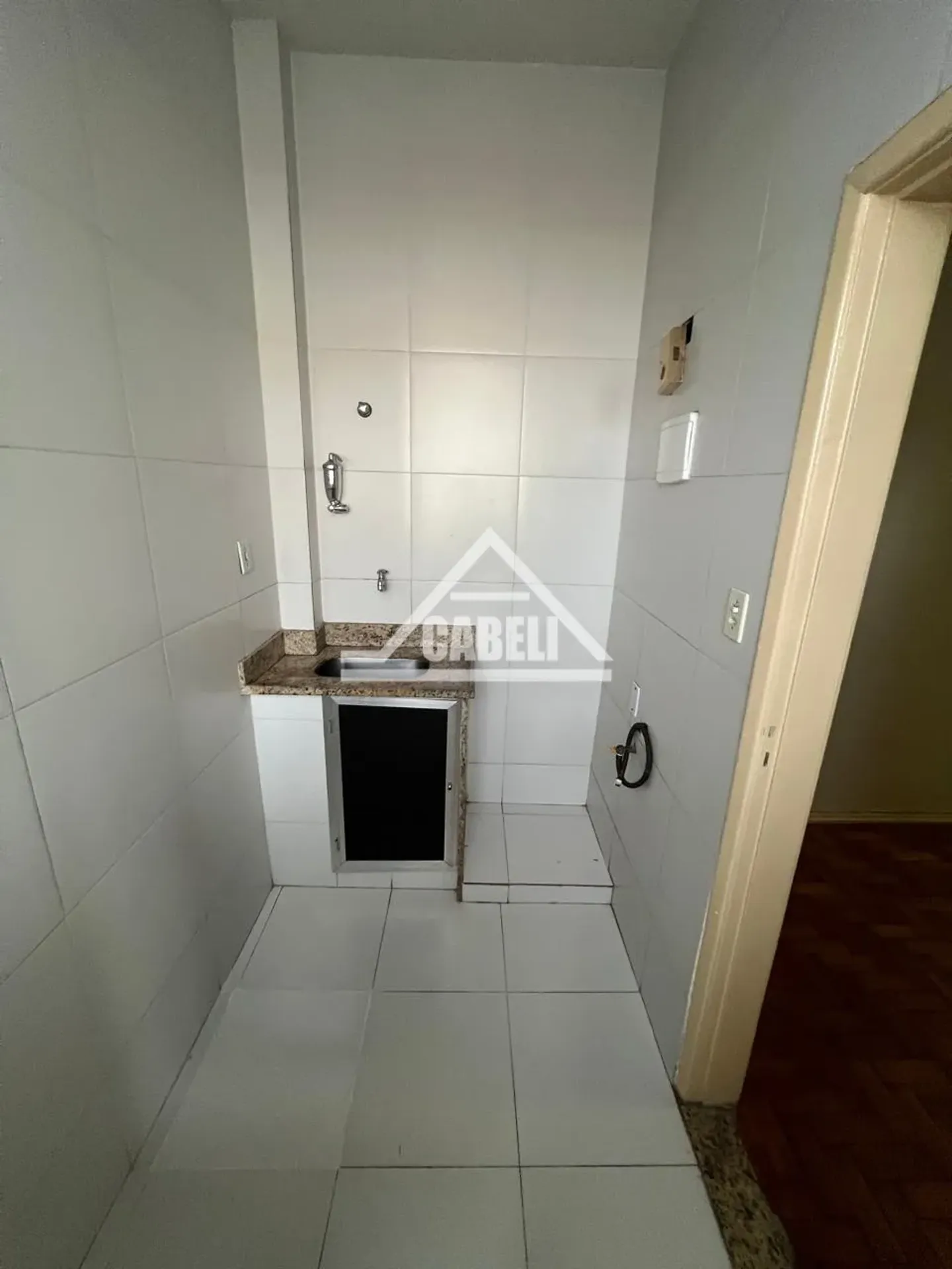 Apartment on the 5th floor with wood or laminate floors