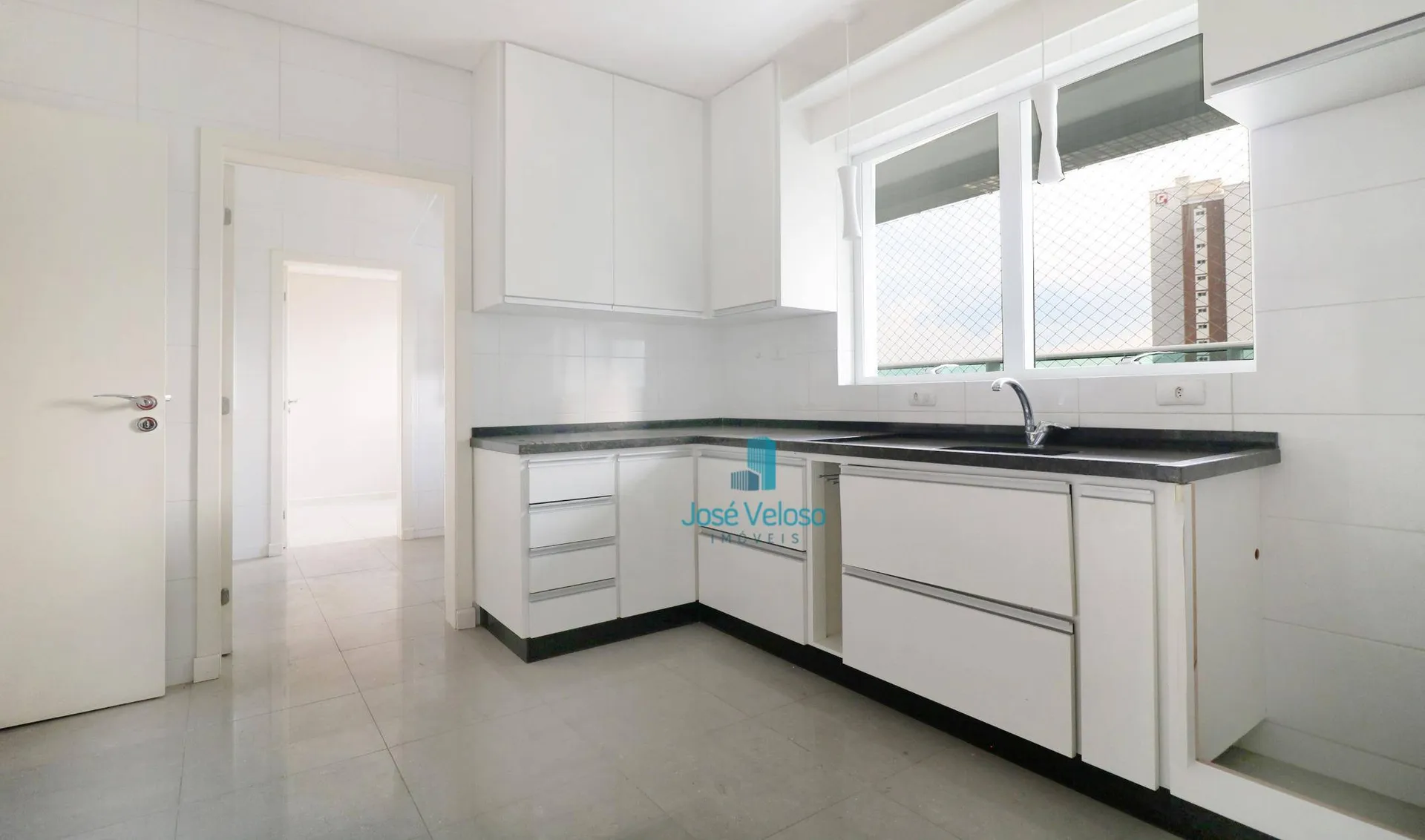 Modern 4-bedroom apartment with open-plan kitchen — photo 24