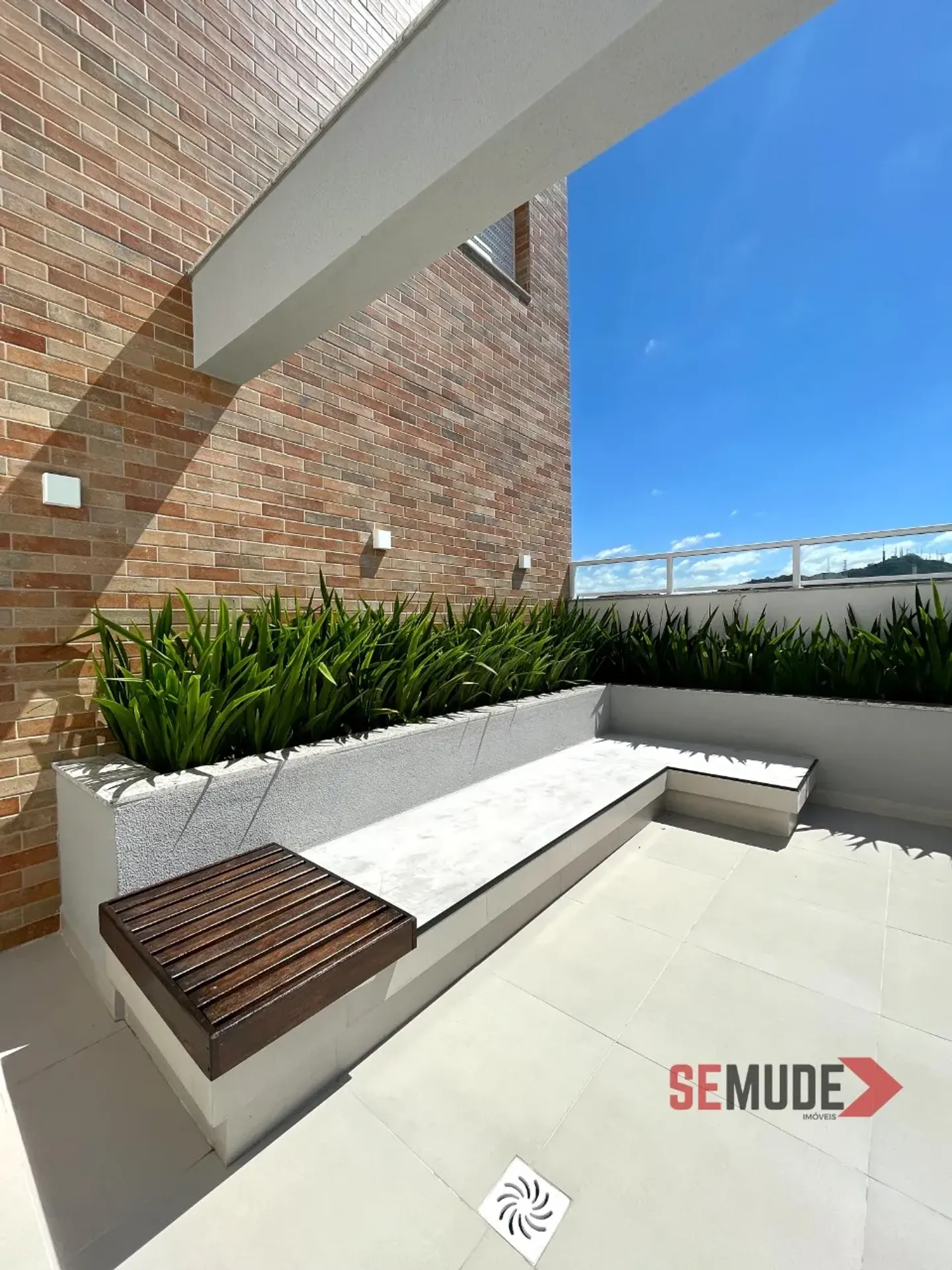 Furnished 1-bedroom apartment with a balcony grill — photo 16