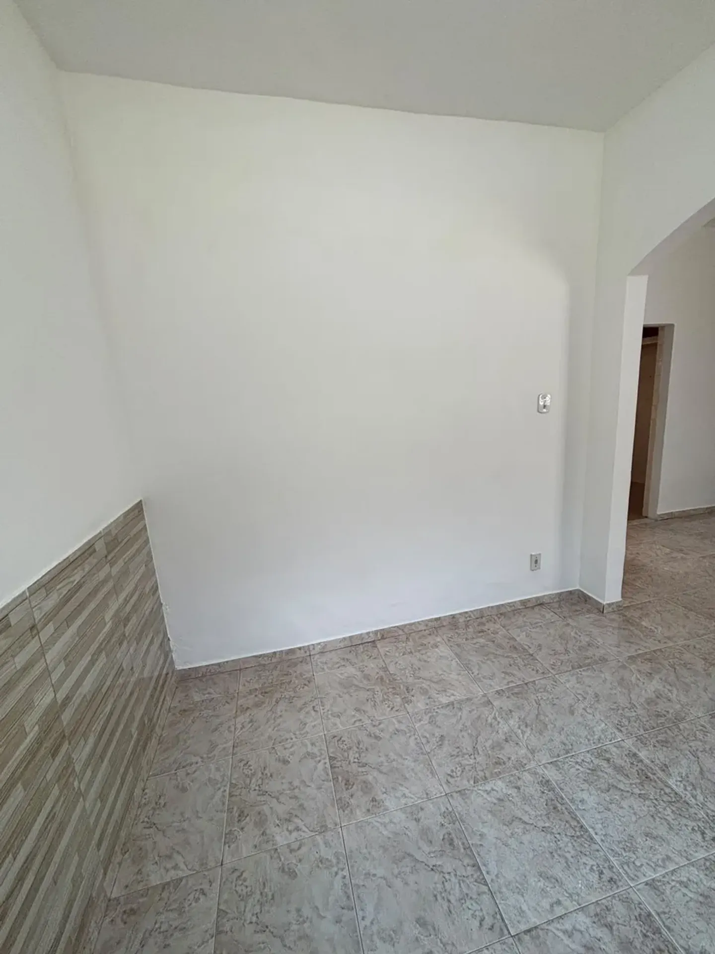 Balcony with a grill in a 2-bedroom house, 120 m² — photo 6