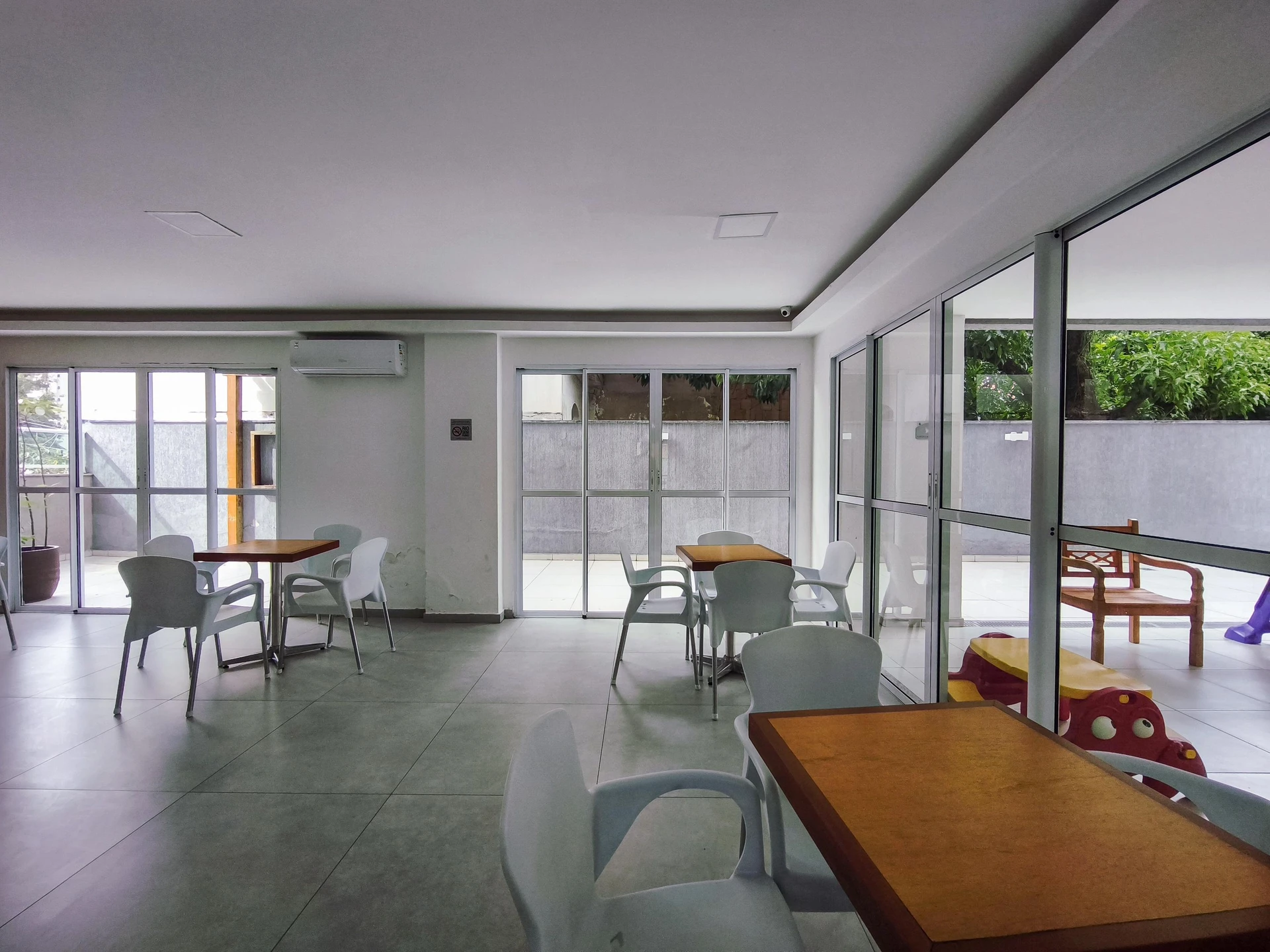 Furnished 2-bedroom apartment with private garden — photo 20