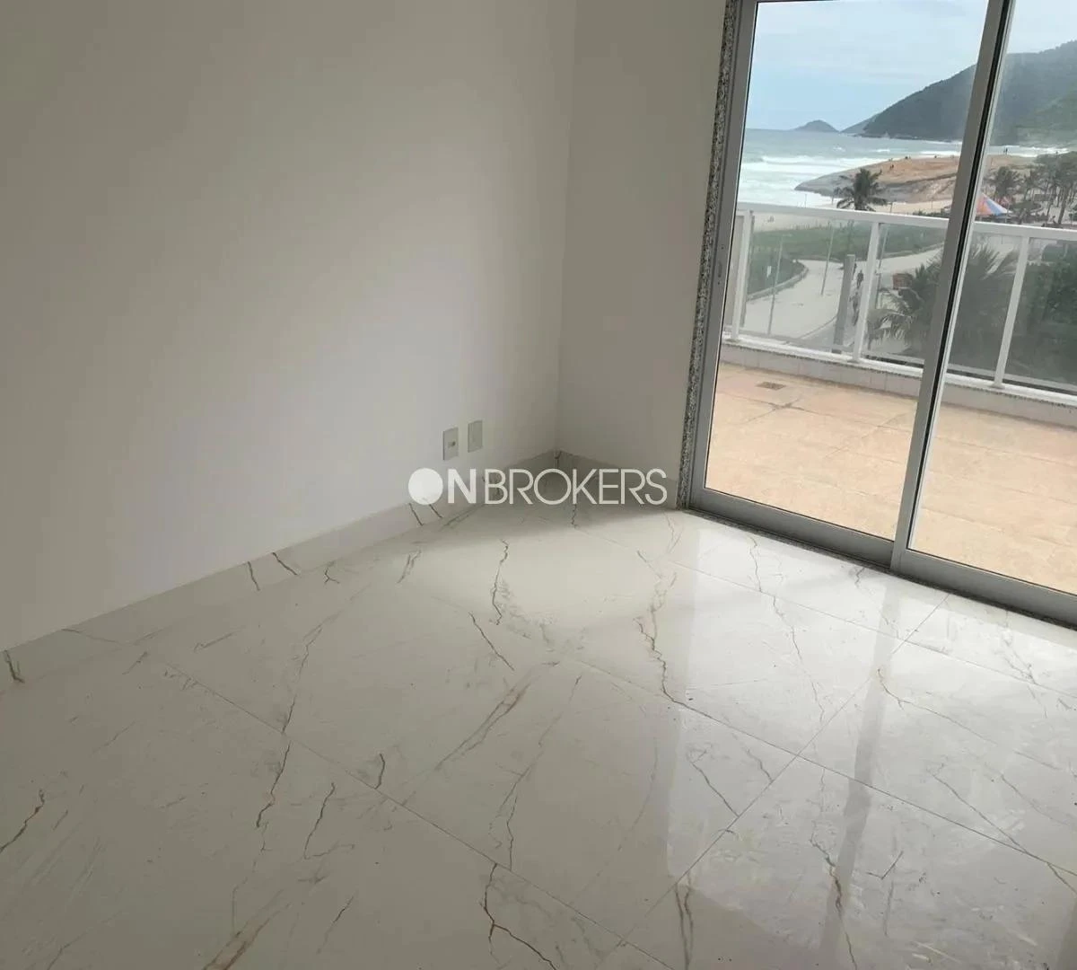 240 m² apartment with 4 en-suite bedrooms and balcony — photo 10