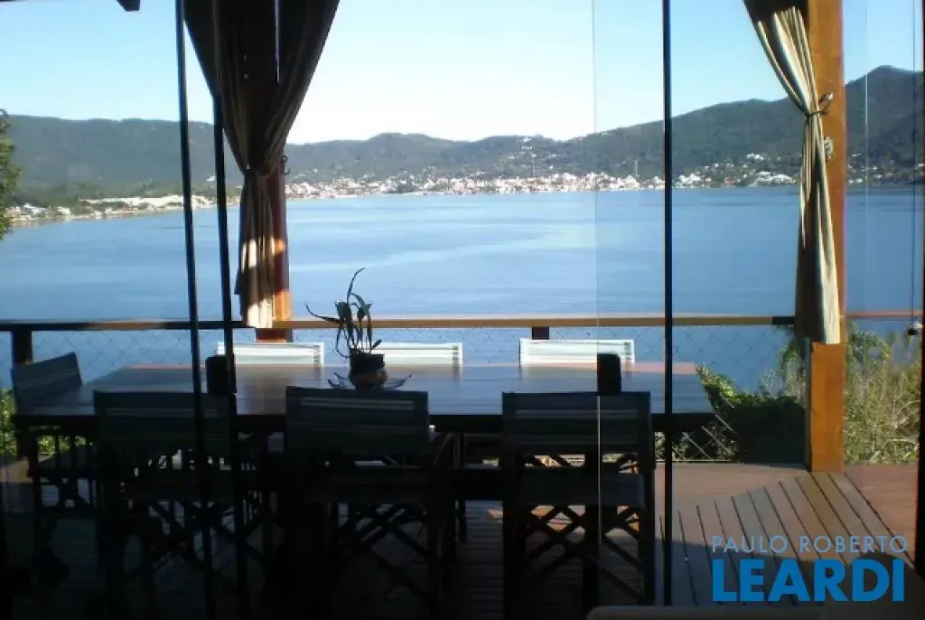 Single-story house with 5 bedrooms and floor-to-ceiling windows — photo 5
