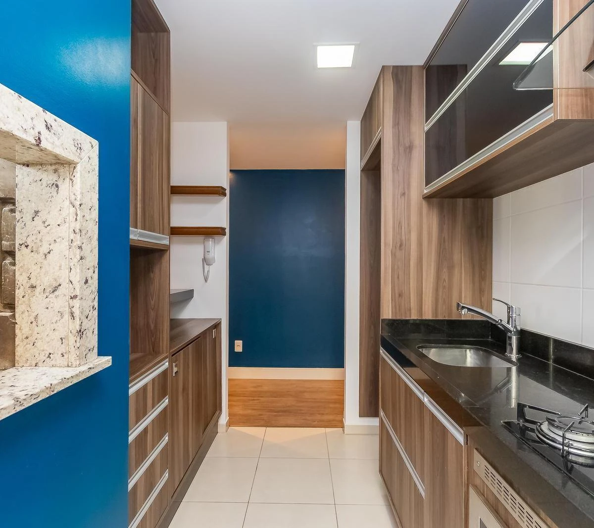 Квартира 71 м² с застеклённым балконом и панорамными окнами — photo 18