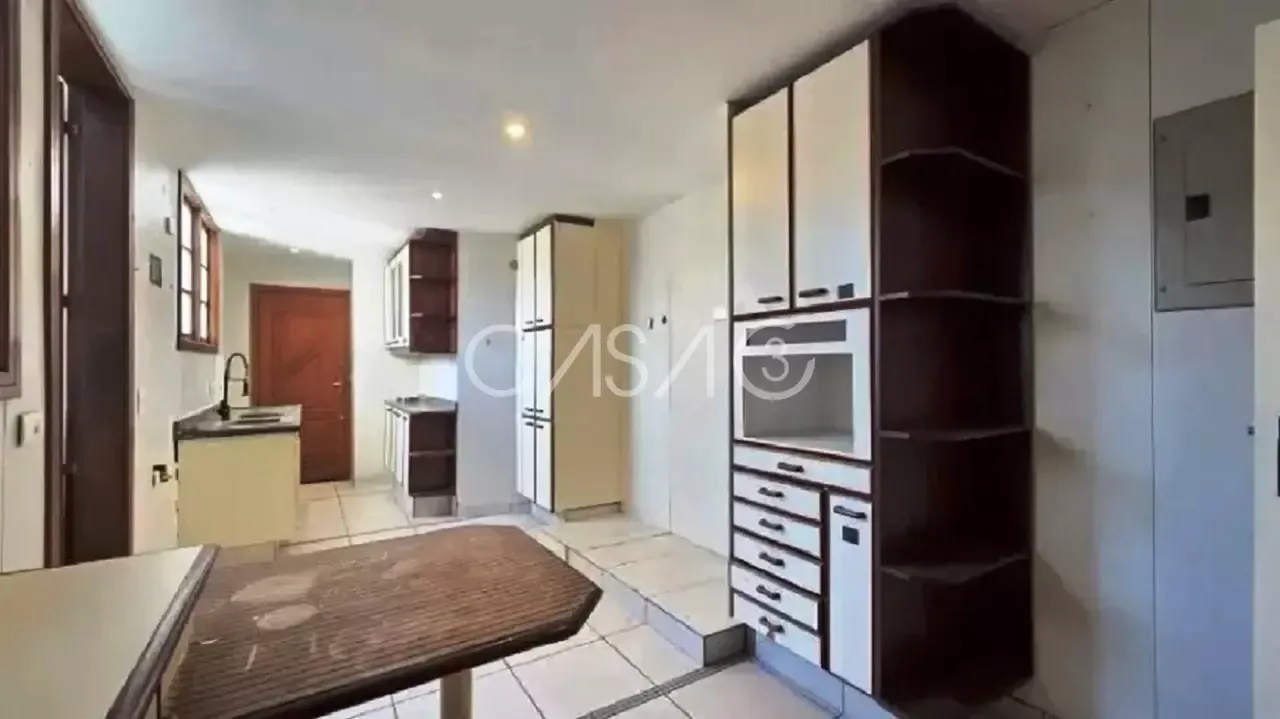 190 m² apartment with a walk-in closet and a water view — photo 24
