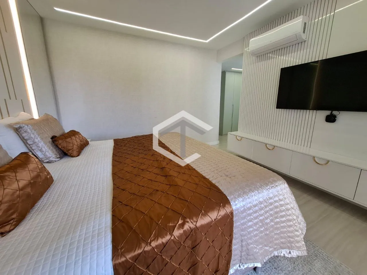 217 m² apartment with a mountain view and a private pool — photo 70