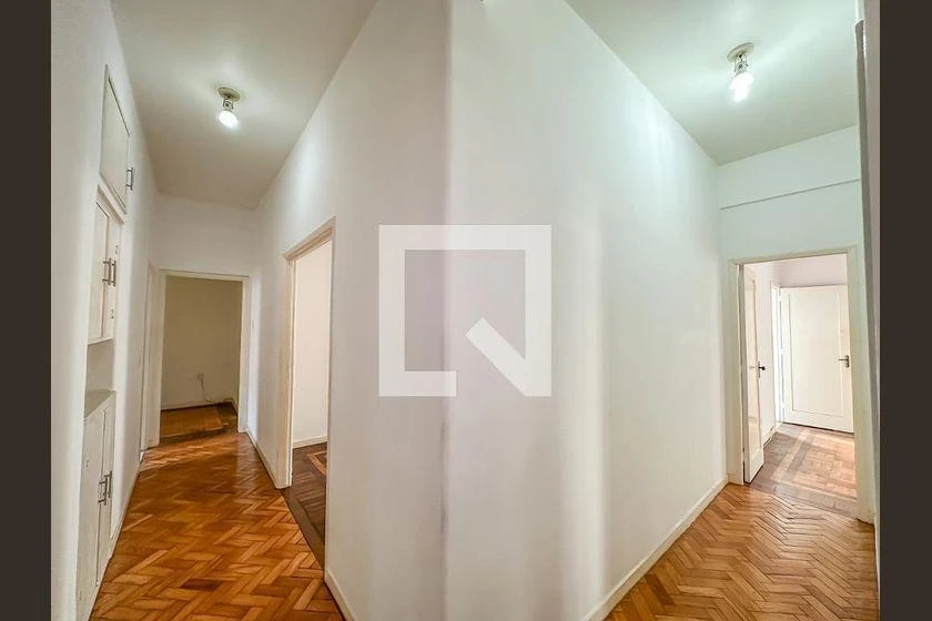 Apartamento de 3 quartos com piso de madeira ou laminado — photo 41