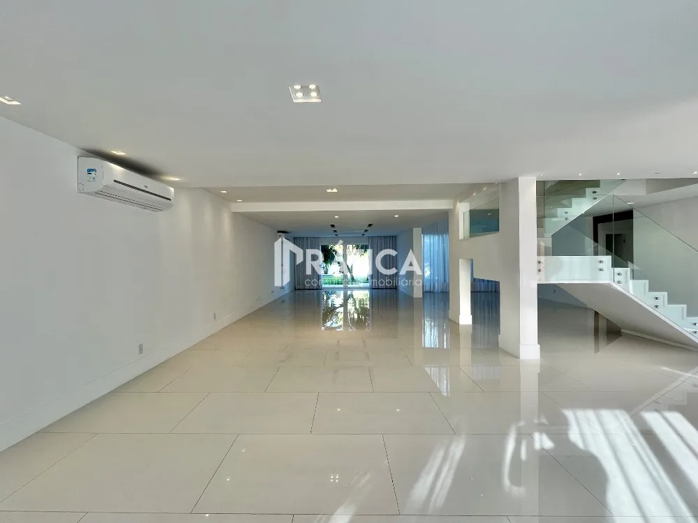 House with 5 bedrooms and an open-plan kitchen — photo 22