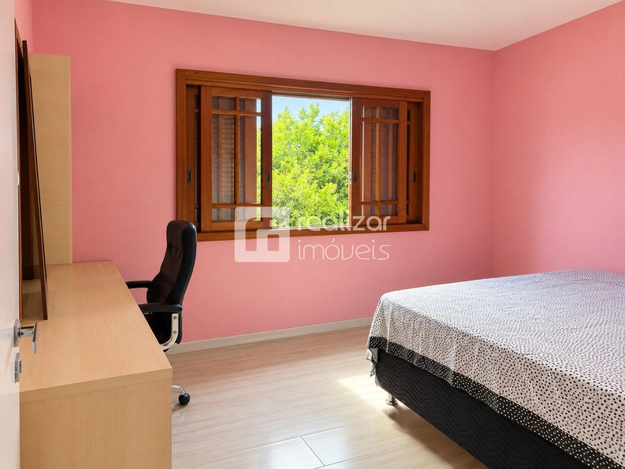 Floor-to-ceiling windows in a 4-bedroom house, 292 m² — photo 7
