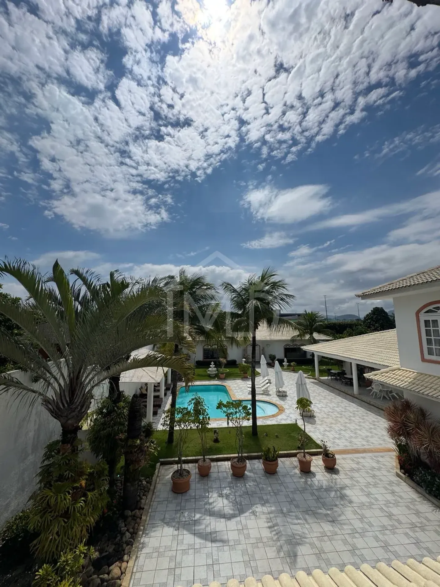 Furnished house with 7 en-suite rooms, 2700 m² and 16 parks