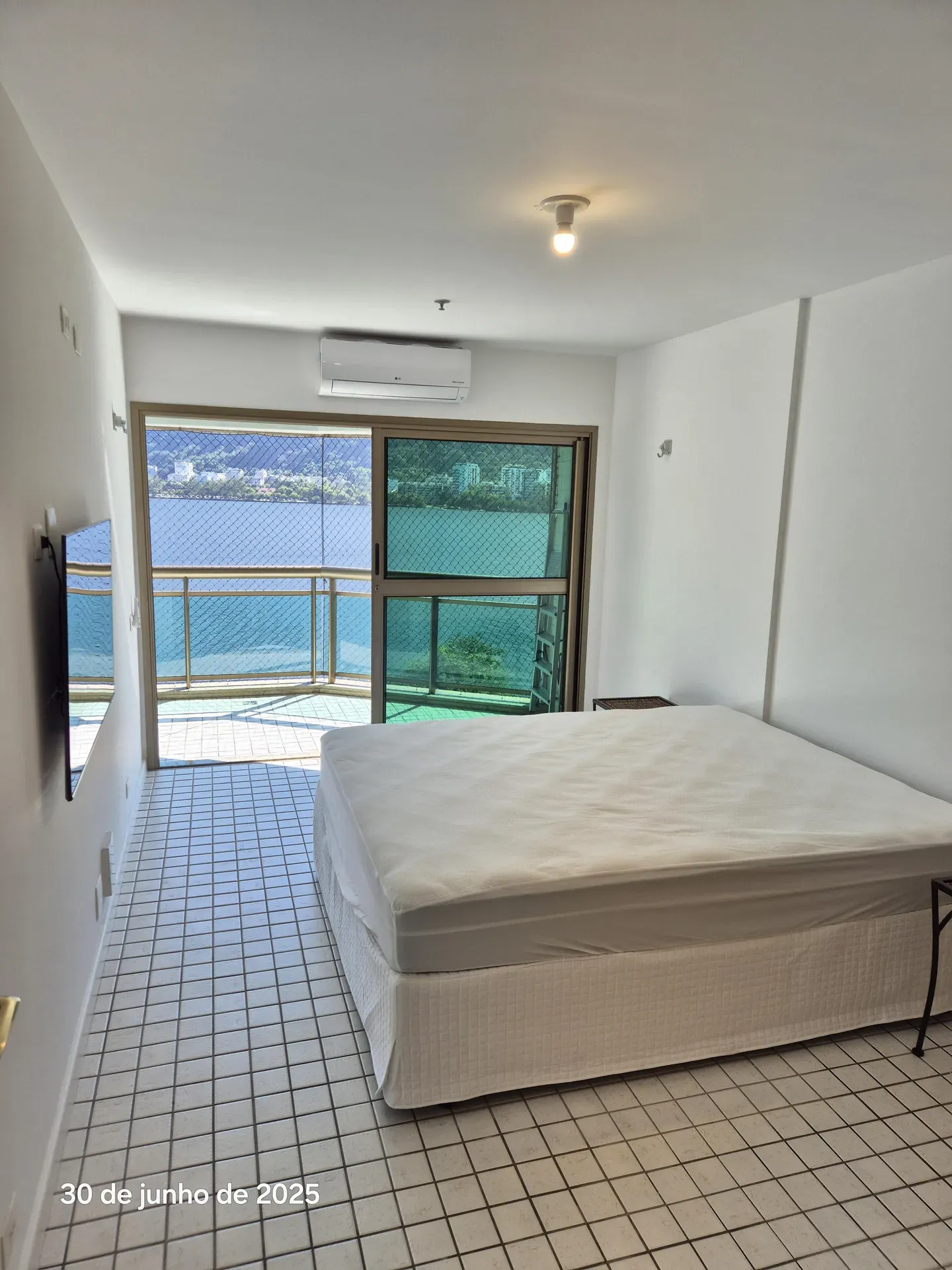 Floor-to-ceiling windows in a one-bedroom apartment, 64 m² — photo 10