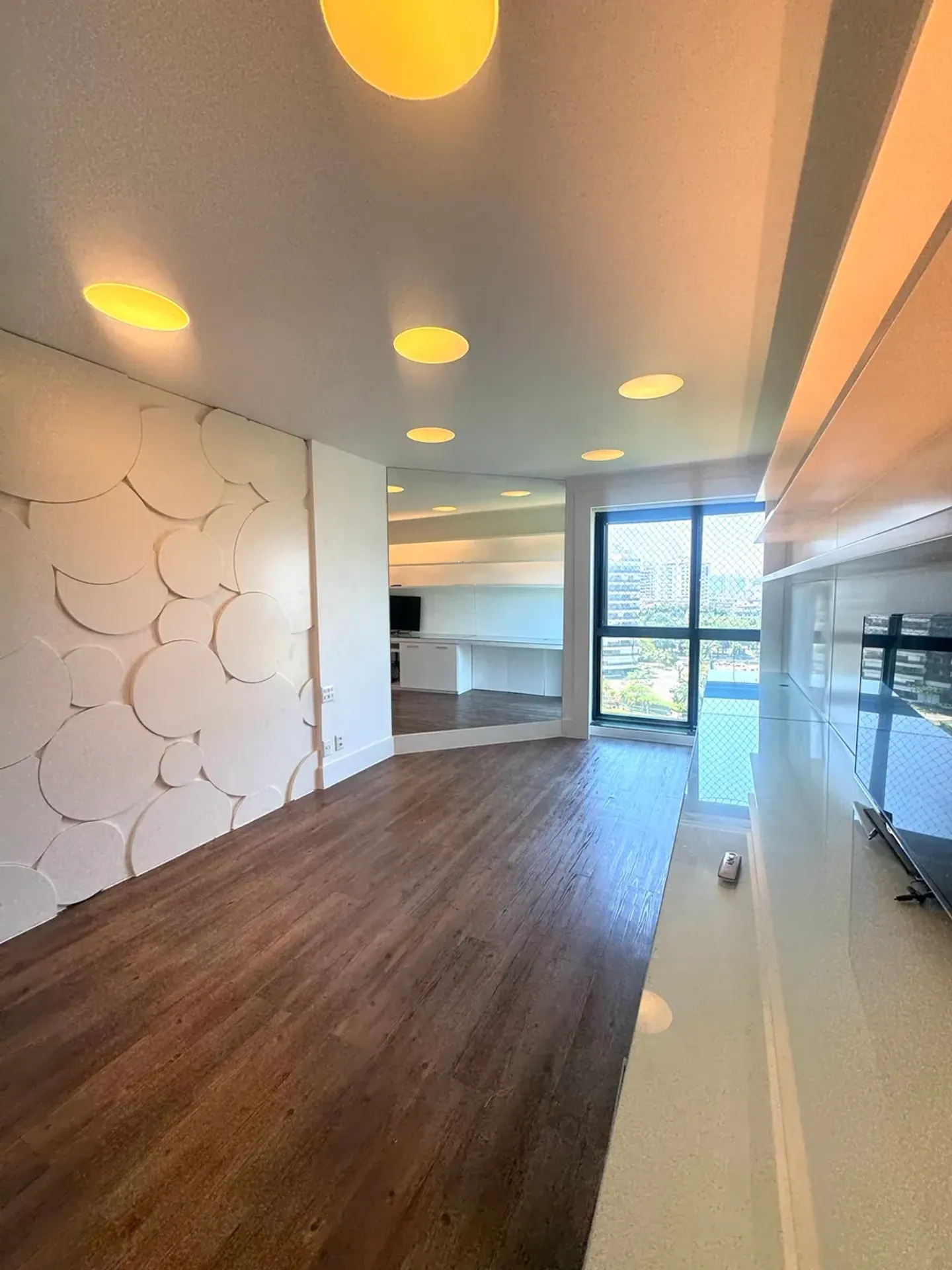 335 m² apartment with a glass-enclosed balcony and a jacuzzi — photo 2