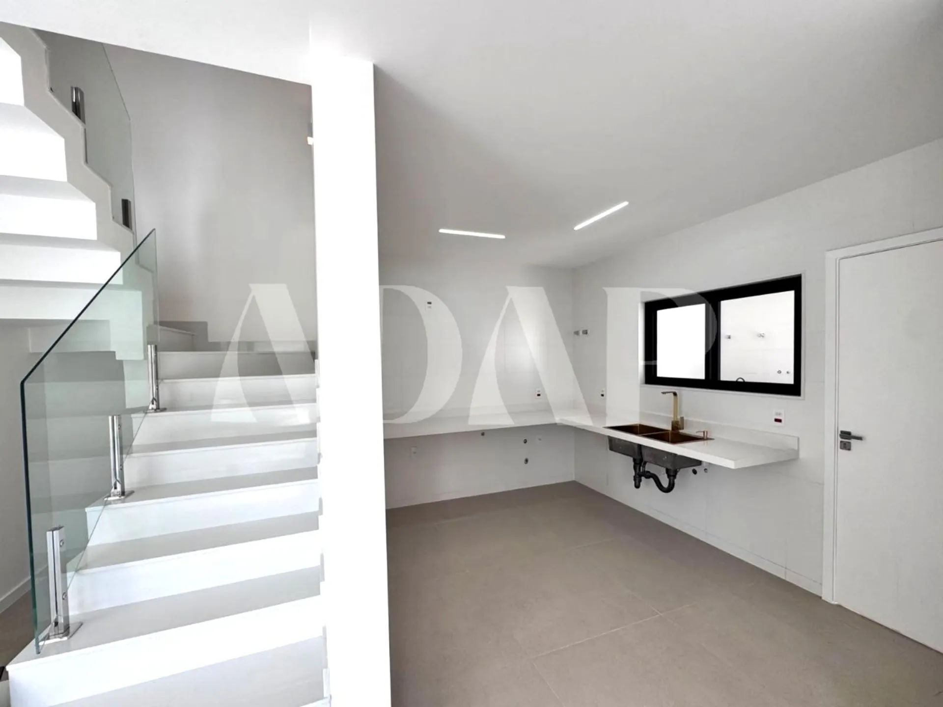 4-bedroom apartment with a mountain view in Rio de Janeiro — photo 26