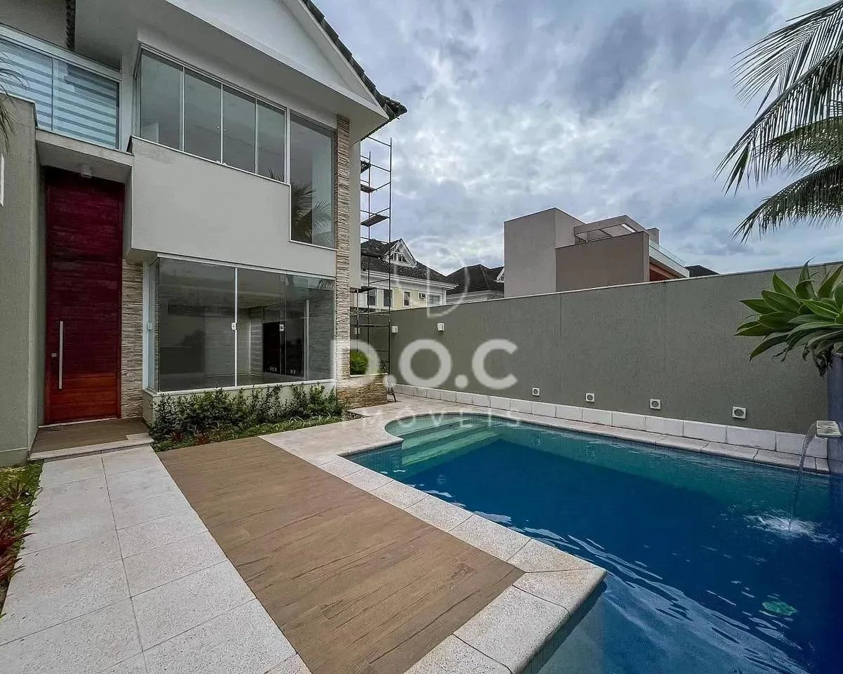 Floor-to-ceiling windows in a 5-bedroom house, 300 m² — photo 18