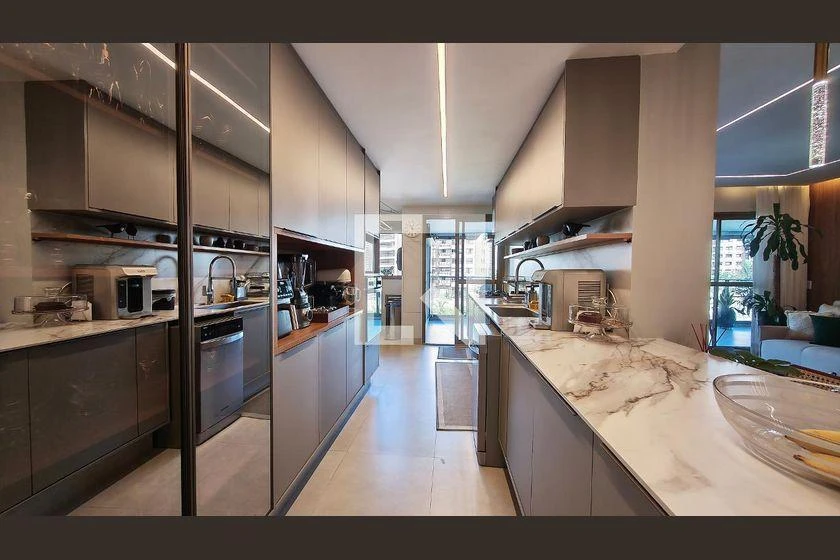 4-bedroom apartment with a glass-enclosed balcony — photo 3